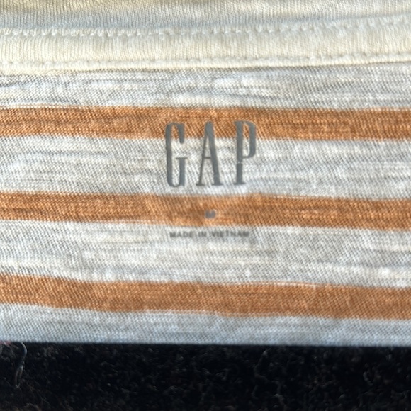 Woman’s GAP T-shirt size medium - Picture 2 of 4